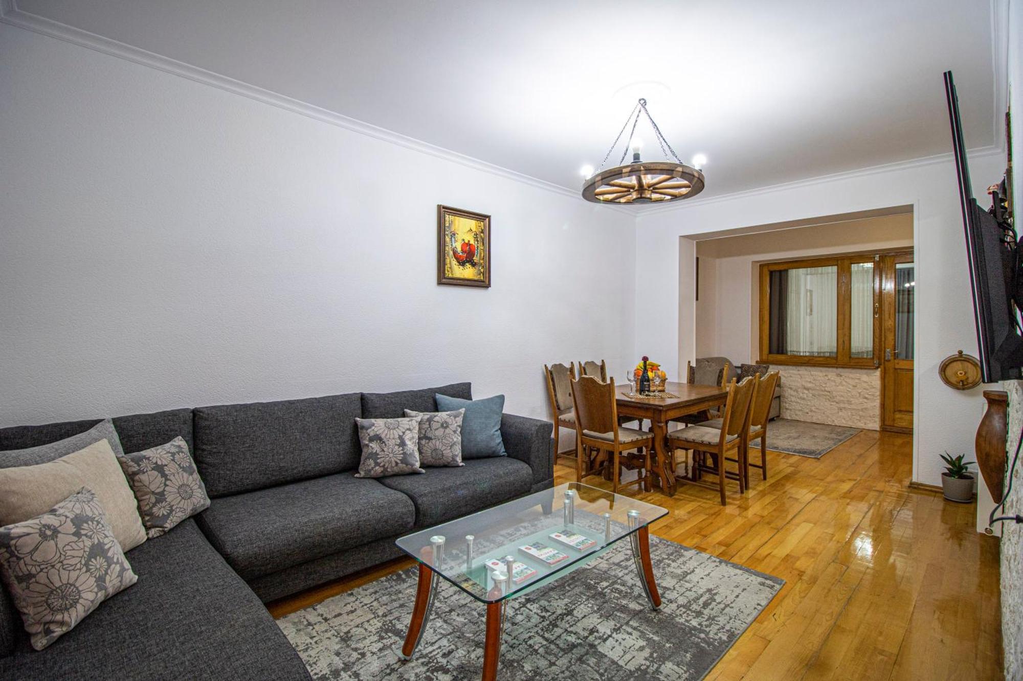 Cozy Apartment On Kostava Tbilisi Exterior photo